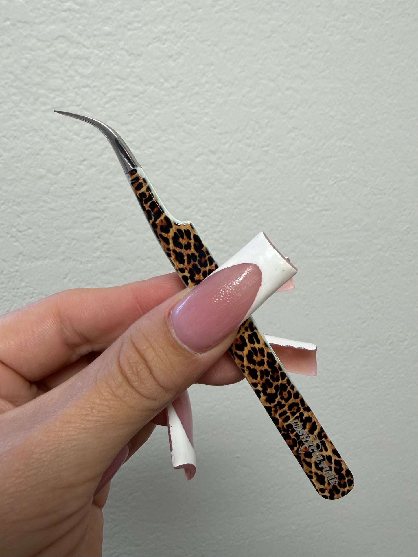 Leopard Curved Isolation Tweezer