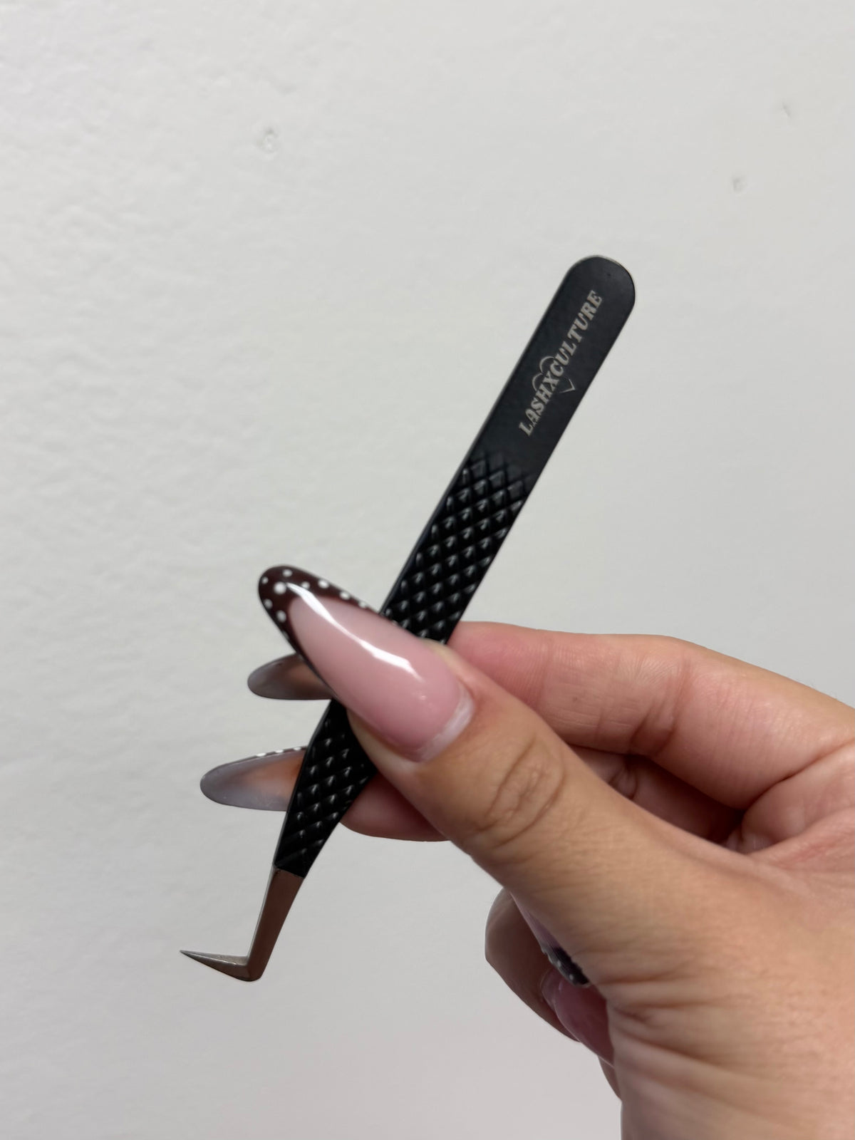 Black volume boot tweezer
